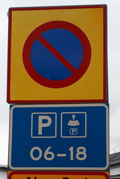 Parkeringskylt med förbudssymbol ovanför och P-skiva tidsbegränsning 06-18 nedanför.
