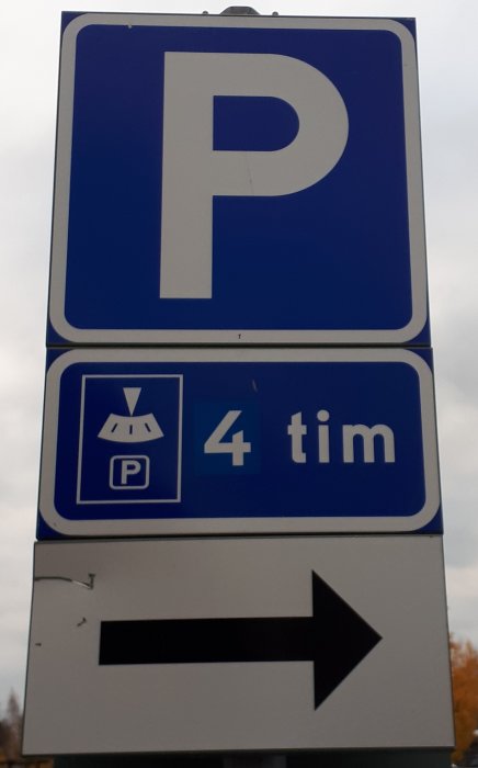 Parkeringsskylt med P-symbol, indikation om skivparkering 4 timmar och pil åt höger.