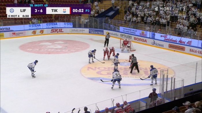 Ishockeymatch mellan LIF och TIK med ställningen 3-6 och 2 sekunder kvar av tredje perioden.