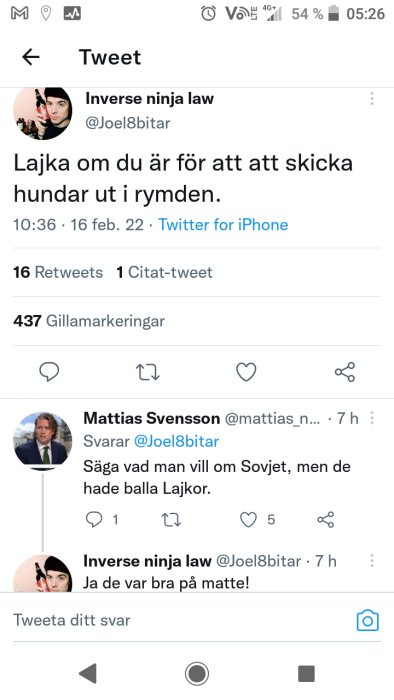 Skärmdump av en Twitter-konversation med en tweet om att skicka hundar i rymden och svarande tweets.