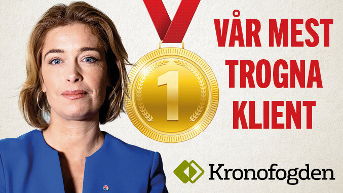 Kvinnan i kostym bredvid medalj med texten "Vår mest trogna klient" och Kronofogdens logotyp.