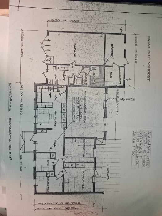 Arkitektritning av enplanshus med mått och rum benämnda, vänd mot nordost.