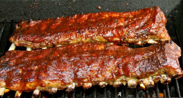 Glaserade ribs på grill med rödbrun marinad.