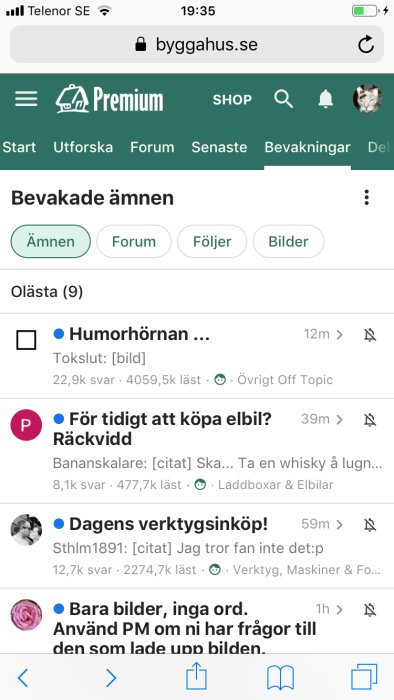 Skärmdump av diskussionsforumet bygghus.se med listad trådar som 'Humorhörnan' och 'För tidigt att köpa elbil?'.