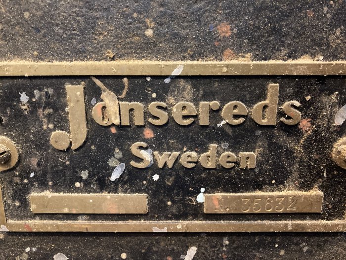 Nedsutet märkesskylt med texten "Jonsereds Sweden" och serienummer "35632" från en historisk maskin.