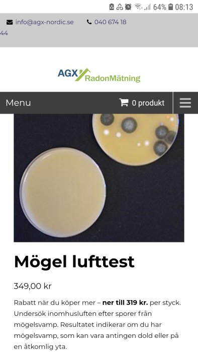 Mögeltestkit med två petriskålar, den ena med synliga mögelfläckar, på en svart bakgrund.