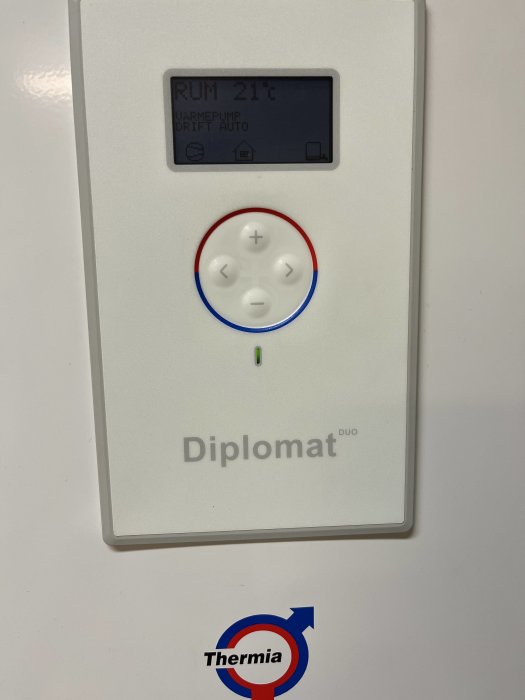 Kontrollpanel till bergvärmesystem märkt "Diplomat Duo" från Thermia med display visande rumstemperatur på 21°C.