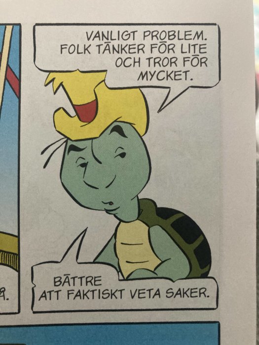 Animerad figur med grönt ansikte och gul hatt, ser eftertänksam ut, textbubblor med text.