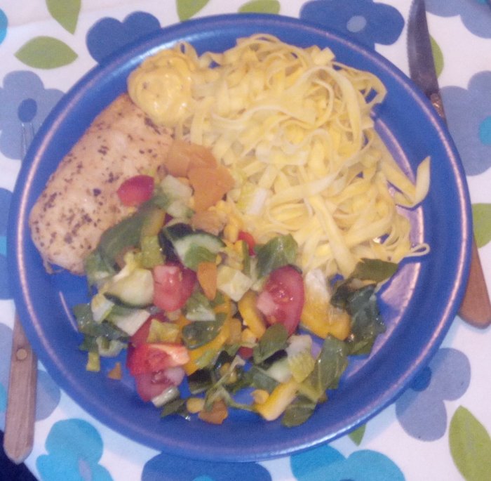 Tallrik med grillad kyckling, pasta och sallad med mangorajasås.