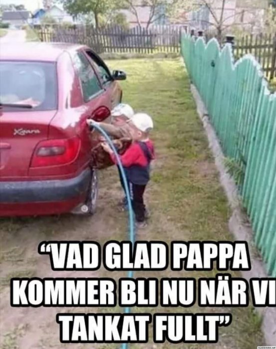 Två barn som låtsas tanka en bil med en trädgårdsslang, text i bilden säger "Vad glad pappa kommer bli nu när vi tankat fullt".