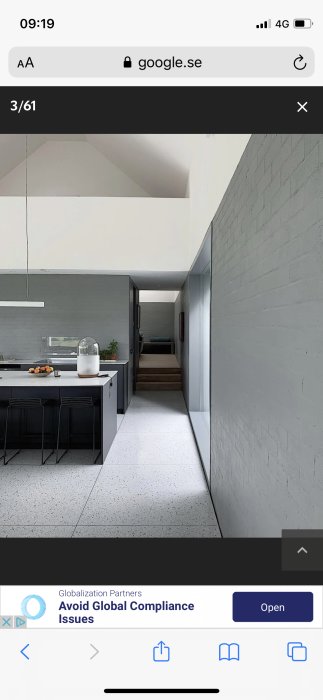 Modernt kök med vit terrazzo bänkskiva och väggfärg som sträcker sig till ryggåstakets spets.