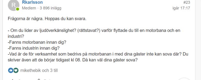 Skärmdump av ett foruminlägg med en användares frågor om ljudöverkänslighet och närhet till motorbana och industri.