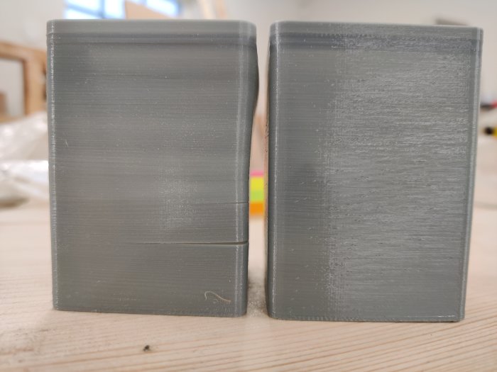 Två grå 3D-utskrivna lådor med synliga skillnader i ytfinish.