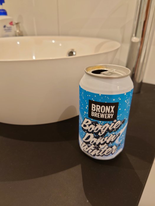 Ölburk från Bronx Brewery på badrumshyllan med texten "Boogie Down Winter".