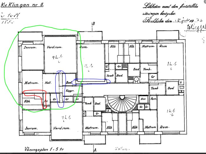Arkitektonisk ritning av en lägenhet med markerade områden; gröna linjer visar upphovspersonens lägenhet, blåa påtänkta bärande väggar, röda föreslagna borttagningsområden.