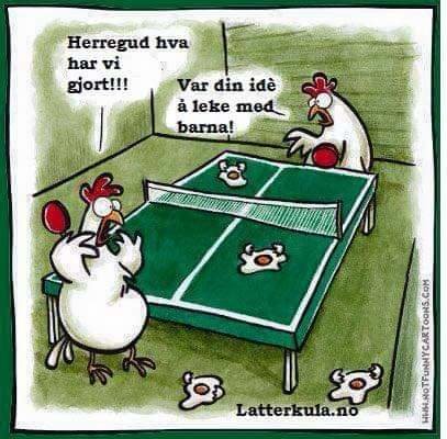 Två tecknade höns ser chockade ut när de spelar bordtennis med kycklingar som bollar.