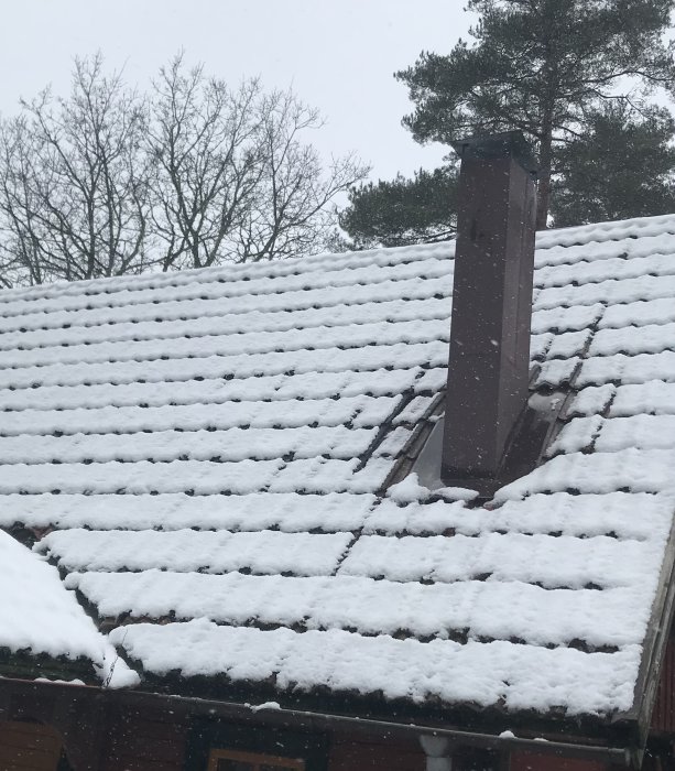 Ventilationshuv på snötäckt hustak med synliga öppningar genom vilka snö och vatten tränger in.