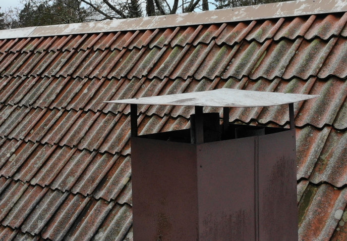 Ventilationshuv på takpannor med snö, problem med inläckage nämns.