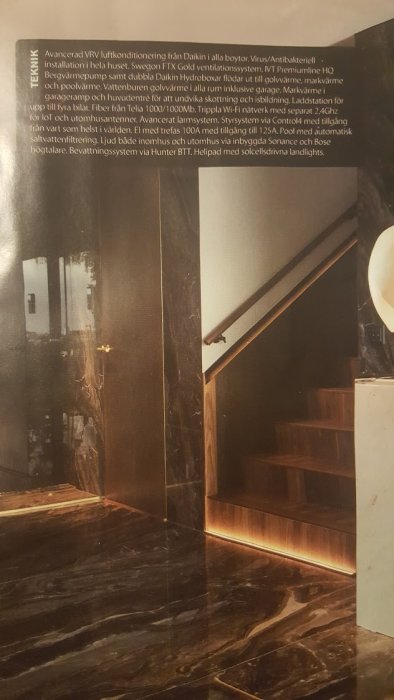 Lyxig marmortrappa i nybyggt hus med integrerad belysning och trädetaljer.