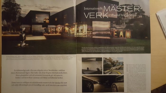 Luxuöst modernt hus med stora glaspartier och minimalistisk design; belysning och arkitektur framhävs i skymning.