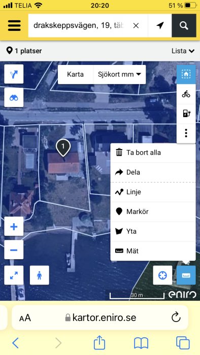 Satellitbild på en mobilskärm visar en fastighet markerad med en symbol '1' på drakskeppsvägen.