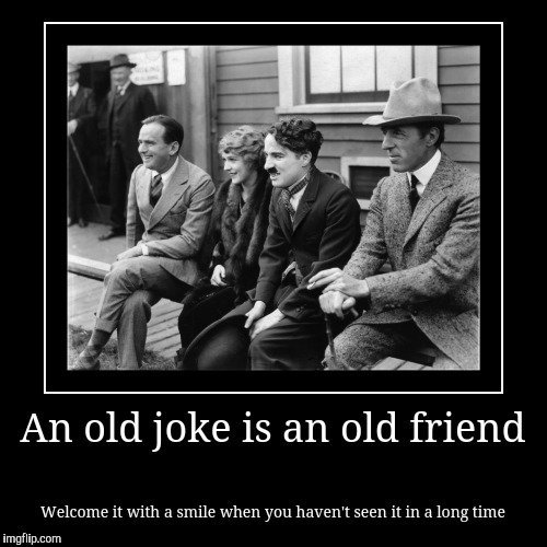 Fyra personer sitter på rad och ser glada ut, svartvit bild, med texten "An old joke is an old friend".