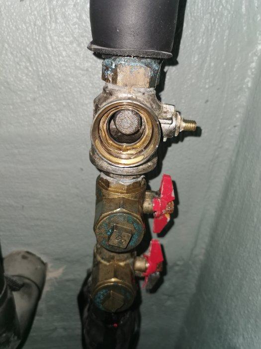 Rörledning med öppnat partikelfilter och synlig filterinsats, fråga om korrekt montering.