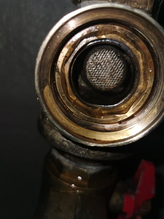 Inblick i metallpartikelfilter med synlig nätstruktur, möjligen felpositionerat vid underhåll.