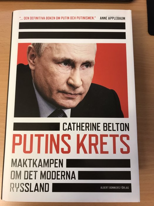 Bokomslag för "Putins krets" av Catherine Belton med bild på en man och titeln i rött och svart.