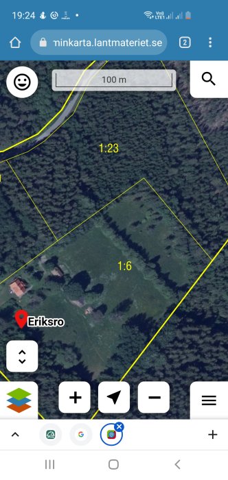 Flygfoto över Eriksro med markerade tomter och skala, visar potentiell byggplats och omgivning.