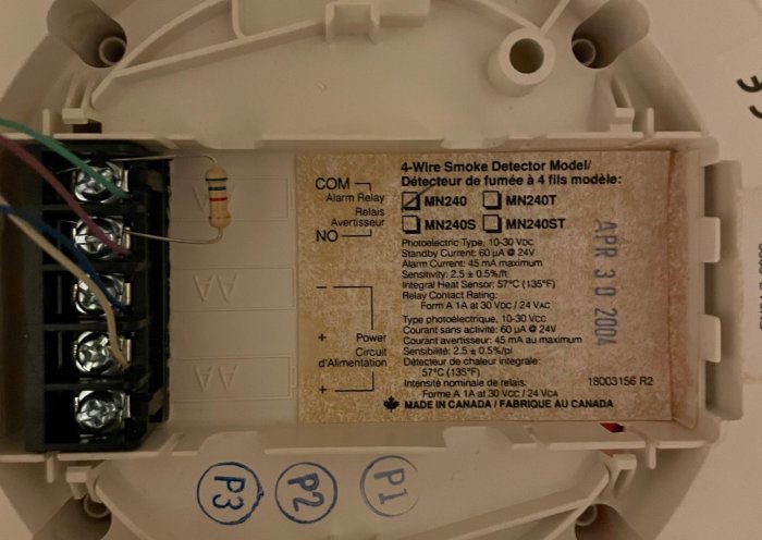 Etikett på en 4-trådig rökdetektor modell MN240, tillverkad 30 april 2004, med tekniska specifikationer och ett motstånd.