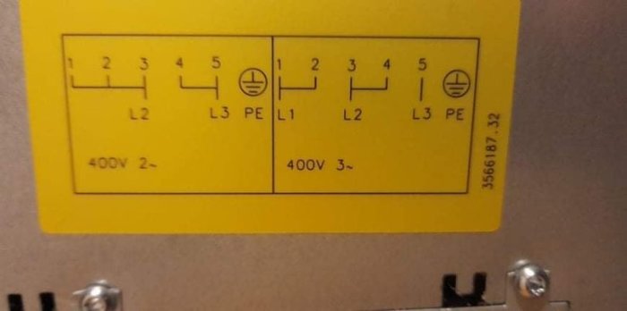 Anslutningsschema för 400V 2- och 3-fas på baksidan av en spis.