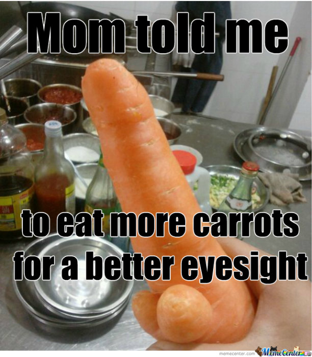 En ovanligt formad morot på ett köksbord med texten "Mom told me to eat more carrots for a better eyesight".