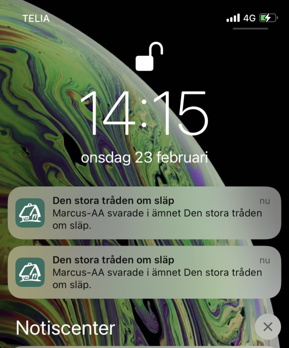 Skärmdump av iPhone XS som visar dubbla notiser för en tråd i Byggahus-appen på låsskärmen.