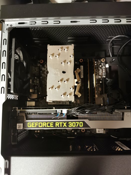 Inre komponenter i en dator med en GeForce RTX 3070 grafikkort och CPU-kylare.