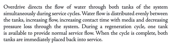 Text från manual som beskriver Kinetico Overdrive Enhanceds vattenflöde genom två tankar och processen under service- och regenereringscykler.