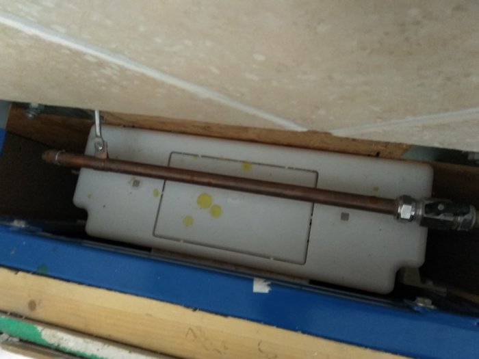 Vy under vattentank där cisternens underdel och vattenledningar syns, för fråga om vatteninförsel.