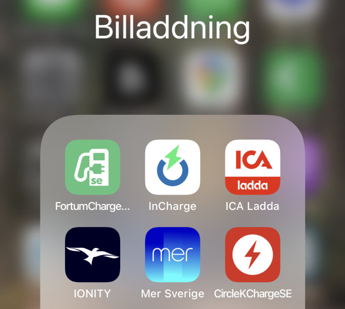 Skärmbild på en mobil med en mapp som heter "Billaddning" innehållande elbilsladdningsappar som FortumCharge, InCharge, ICA ladda, IONITY, Mer Sverige och CircleKChargeSE.