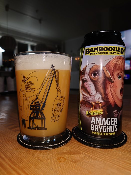 Ett glas öl bredvid en burk med etikett "Bamboozled! Dryhopped Hazy IPA, Amager Bryghus".