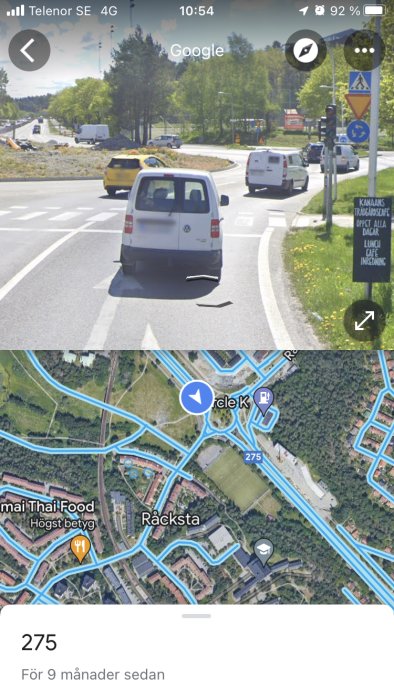 Skärmbild från Google Maps som visar fordon i en rondell och en karta över området.