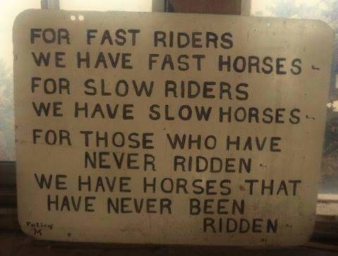 Skylt med text: "For fast riders we have fast horses. For slow riders we have slow horses. For those who have never ridden, we have horses that have never been ridden.