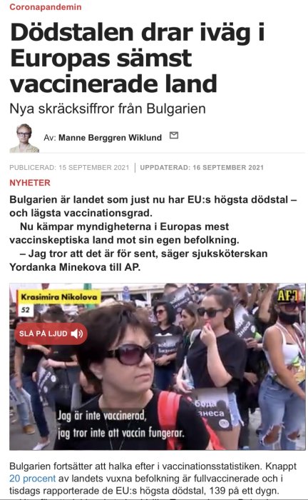 Kvinna i demonstrationståg med texten "Jag är inte vaccinerad, jag tror inte att vaccin fungerar" på tröjan.