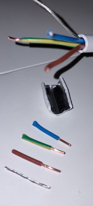 Elektrisk kabel EXLQ 3G 1,5 avskalad med synliga kopparledare och aluminiumskärm, mot vit bakgrund.