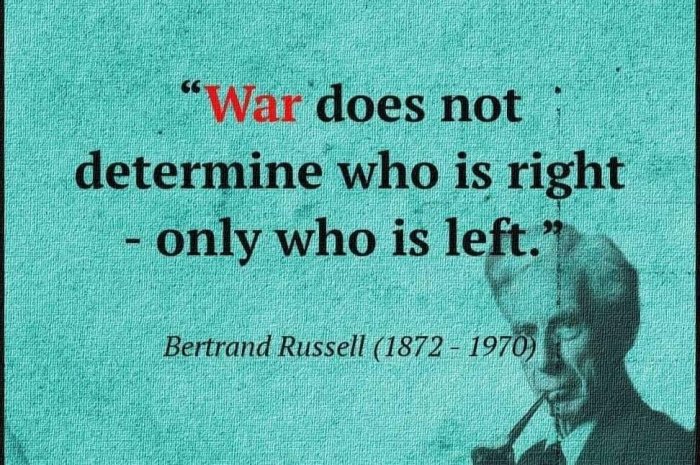 Citat av Bertrand Russell "War does not determine who is right - only who is left" mot turkos bakgrund.