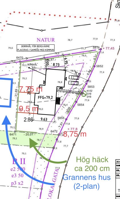 Detaljplan med måttangivelser som visar ett husets placering på en tomt bredvid en hög häck och grannhuset.