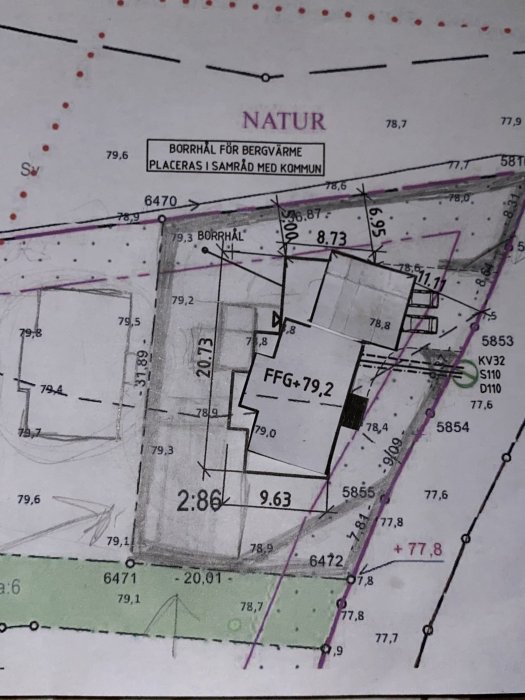 Digital skiss över en tomt med utstakning för ett hus i relation till omgivande natur och en markplats för bergvärme.