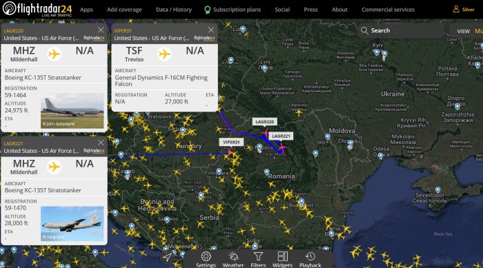 Skärmklipp från Flightradar24 som visar flygtrafik över Rumänien, inklusive tankplan och stridsflygplan.