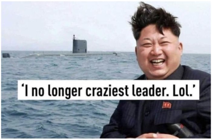 Humoristisk bild med person som skrattar och texten "I no longer craziest leader. Lol" framför hav och ubåt.