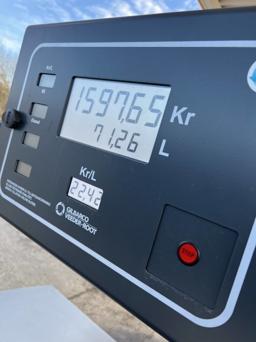 Digital display på bränslepump som visar kostnad på 1597,65 kr och mängd diesel på 71,26 liter.