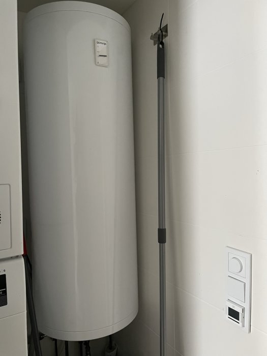 Gorenje varmvattenberedare som inte värmer vatten, placerad i ett hushållsrum.